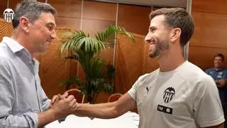 Braulio Vázquez ya toma el mando del Valencia CF en Vitoria antes del duelo ante el Alavés