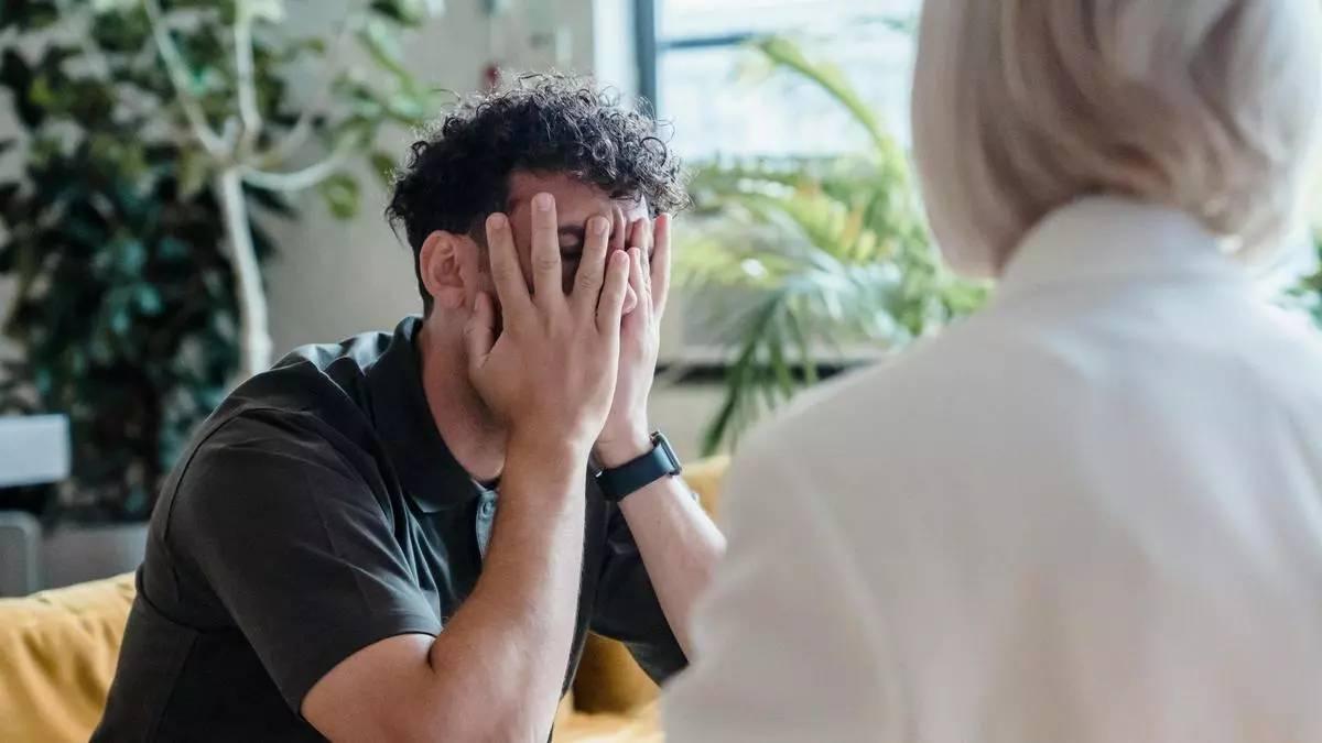 Una dona parla amb un adolescent