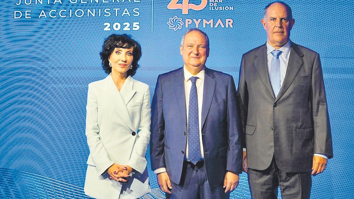 El ministro de Industria, Jordi Hereu, en el centro, flanqueado por Almudena López del Pozo y Álvaro Platero.