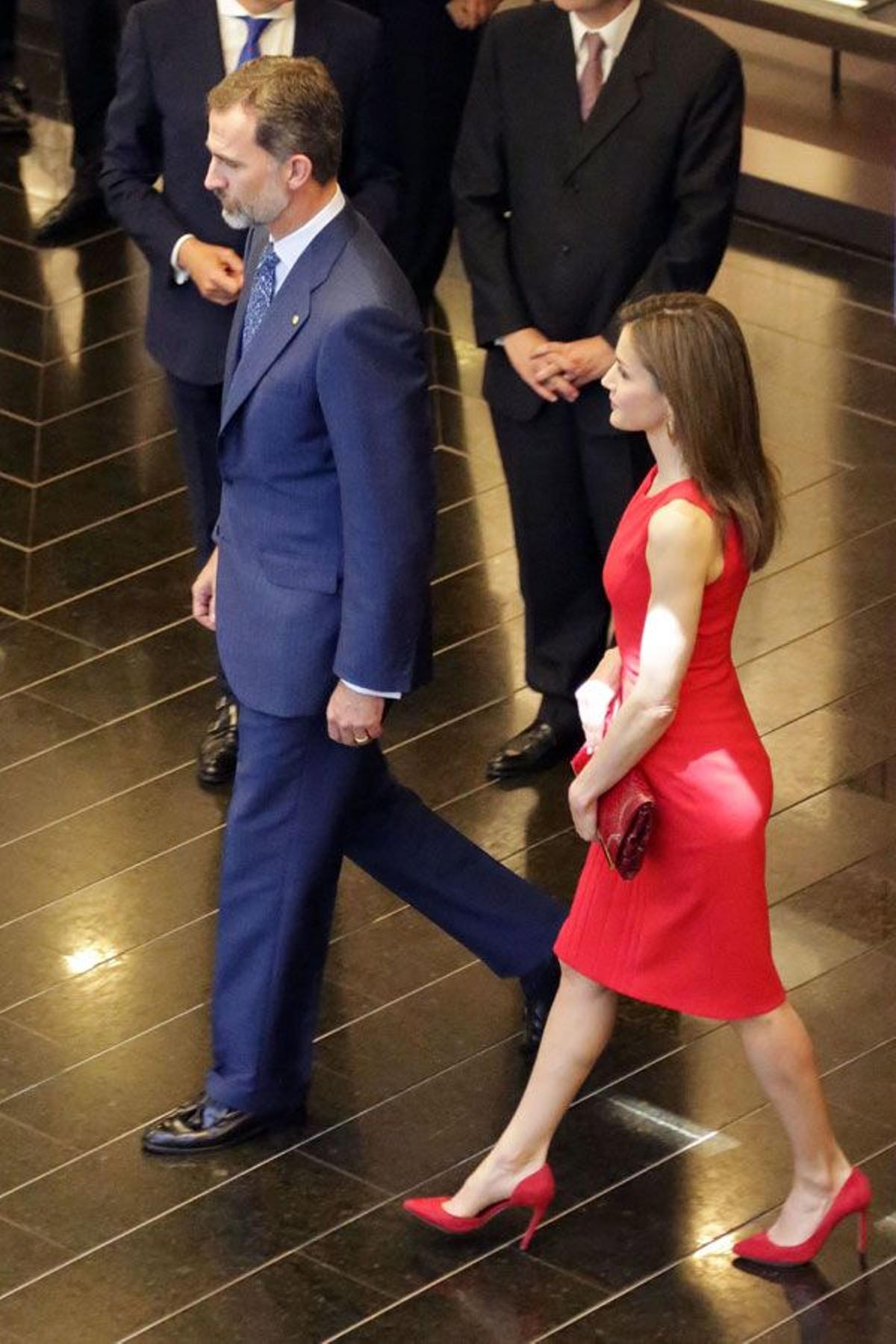 El look de Letizia Ortiz con vestido sin mangas y zapatos rojos