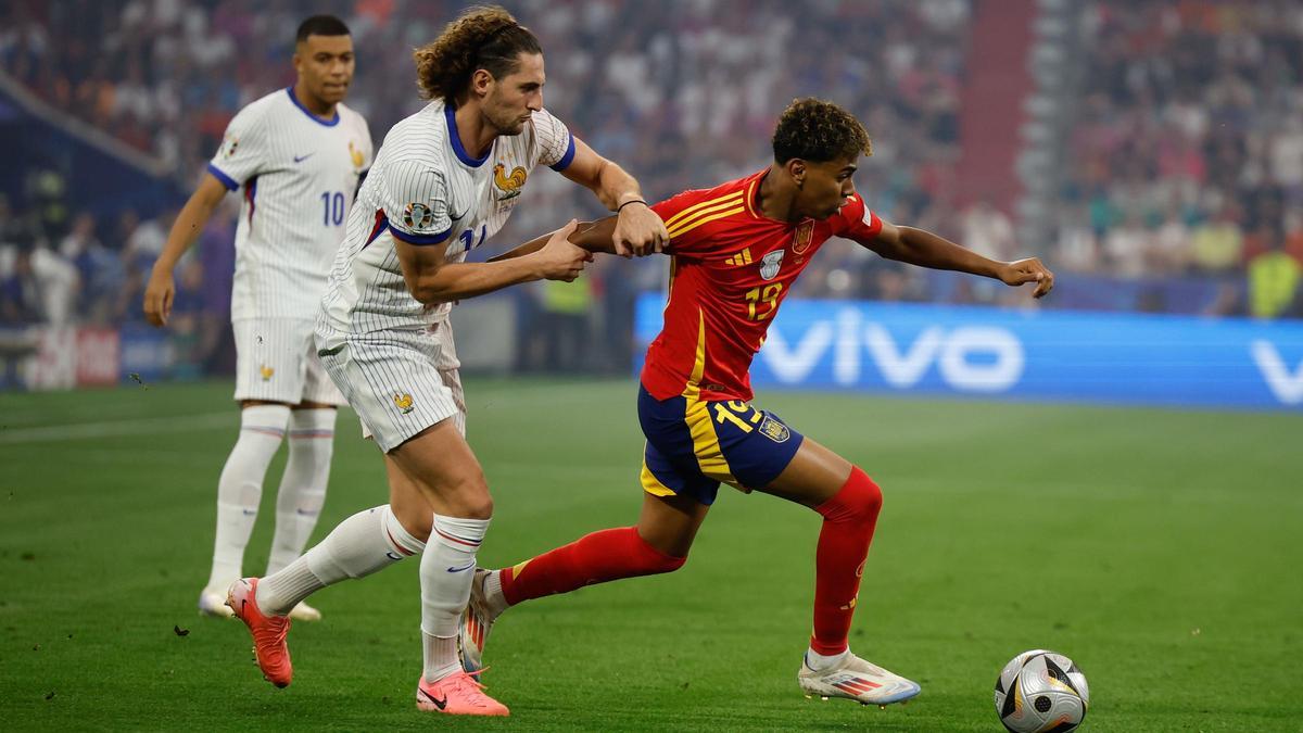 Lamine Yamal con el balón en la semifinal ante Francia