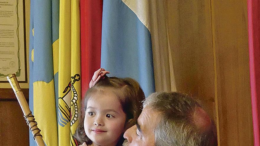 Vázquez, con el bastón de mando y su nieta en brazos.