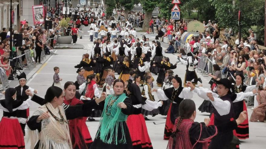 Día de la Muiñeira en Arteixo: folklore y danza toman la zona del Balneario