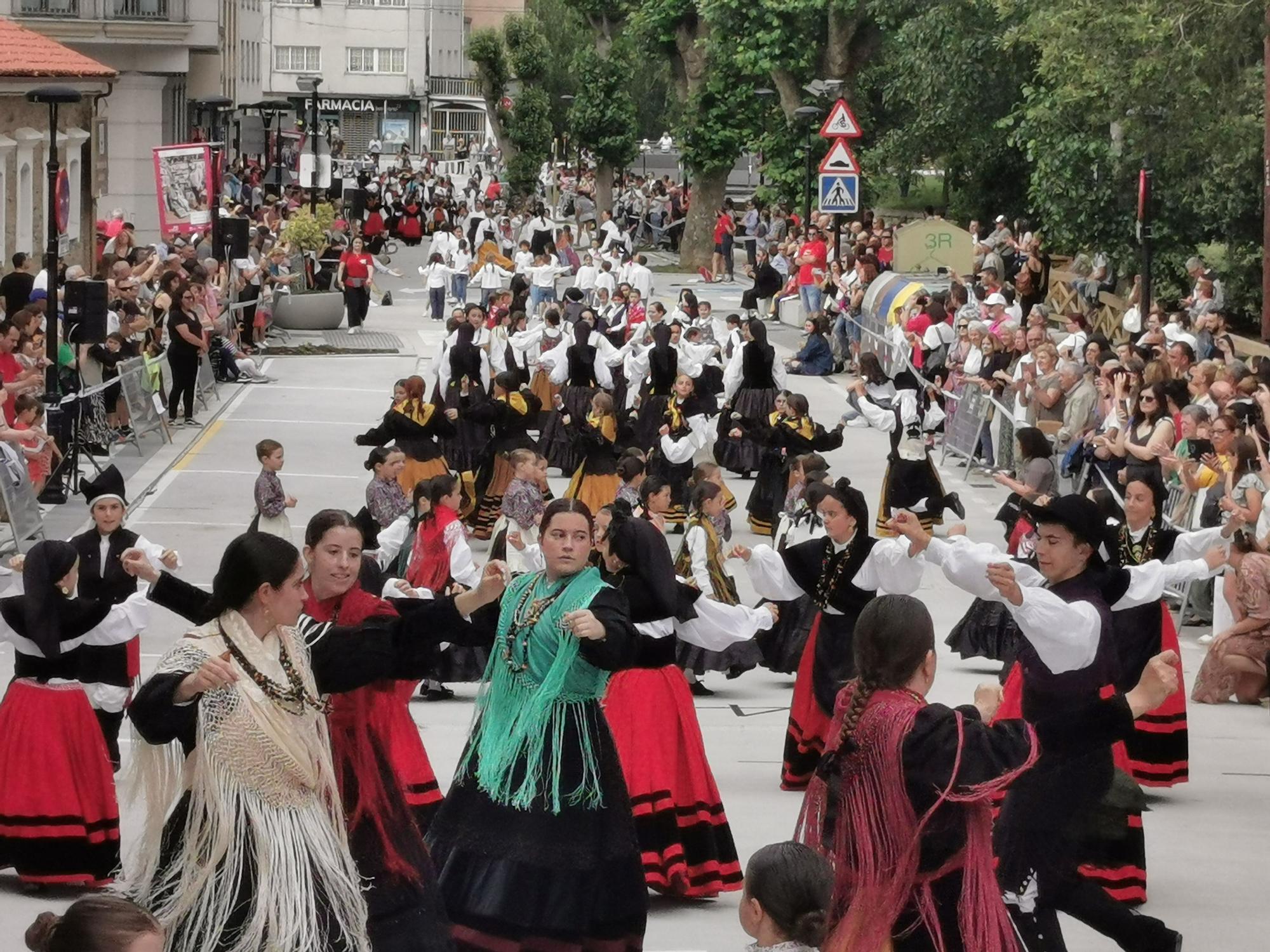 Día de la Muiñeira en Arteixo: folklore y danza toman la zona del Balneario