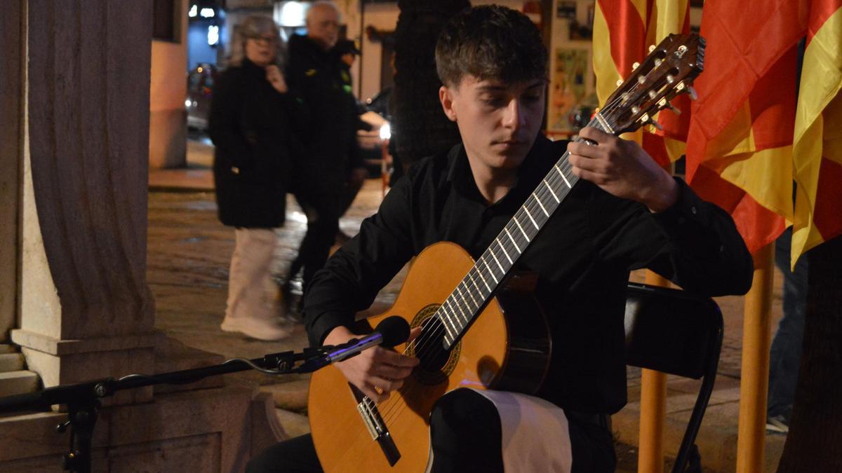 El joven guitarrista Javier Bordonau, interpretando algunas piezas de Francisco Tárrega.