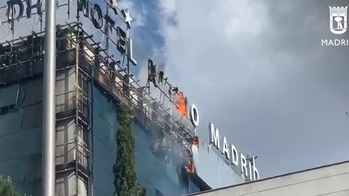 Imagen del incendio de parte de la fachada del hotel Nuevo Madrid