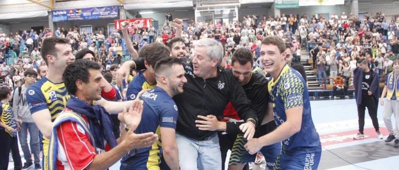 Varios jugadores cogen a Pillo para celebrar la salvación en la temporada 16-17 tras ganar al Bidasoa. | // S. Á.