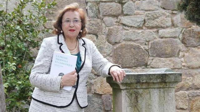 La investigadora Marita Souto en el entorno termal de As Burgas con el ara de Calpurnia. // J.Regal