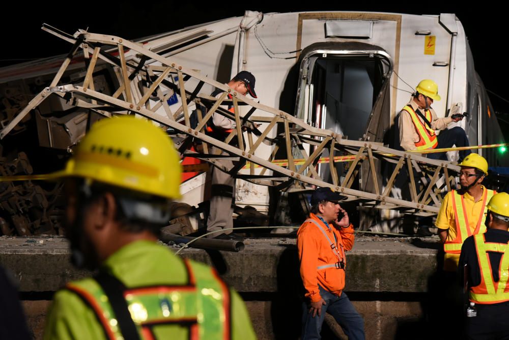 Al menos 18 muertos al descarrilar un tren en Taiwán