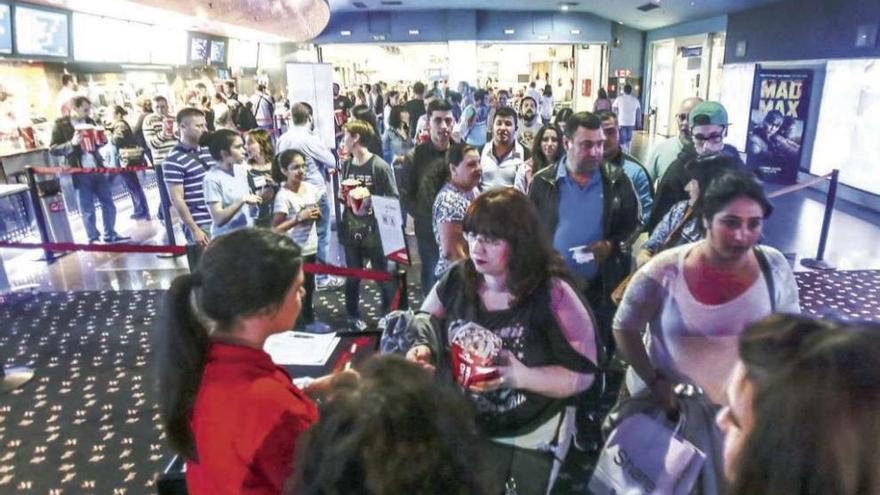 Numeroso público en los cines Yelmo de Vigo con motivo de la &quot;Fiesta del Cine&quot;. // Adrián Irago