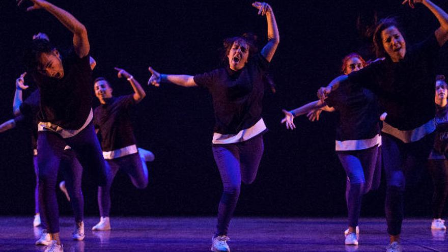 Participantes en el proyecto Across Hip Hop, durante la muestra final, el sábado en el Teatro Pérez Galdós.