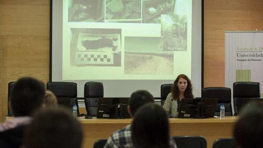 María Angeles Coello, durante la exposición ayer de su trabajo en las xornadas. // Brais Lorenzo