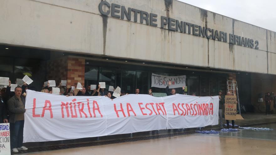 Funcionaris de presons es manifesten a Brians 2 contra l’assassinat de la cuinera de Mas d’Enric