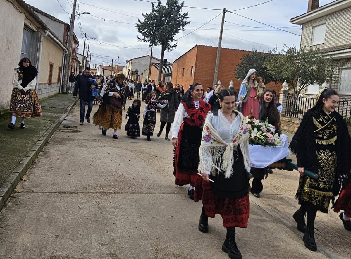 GALERÍA | Las águedas de Pajares salen procesión y bailan La Peregrina