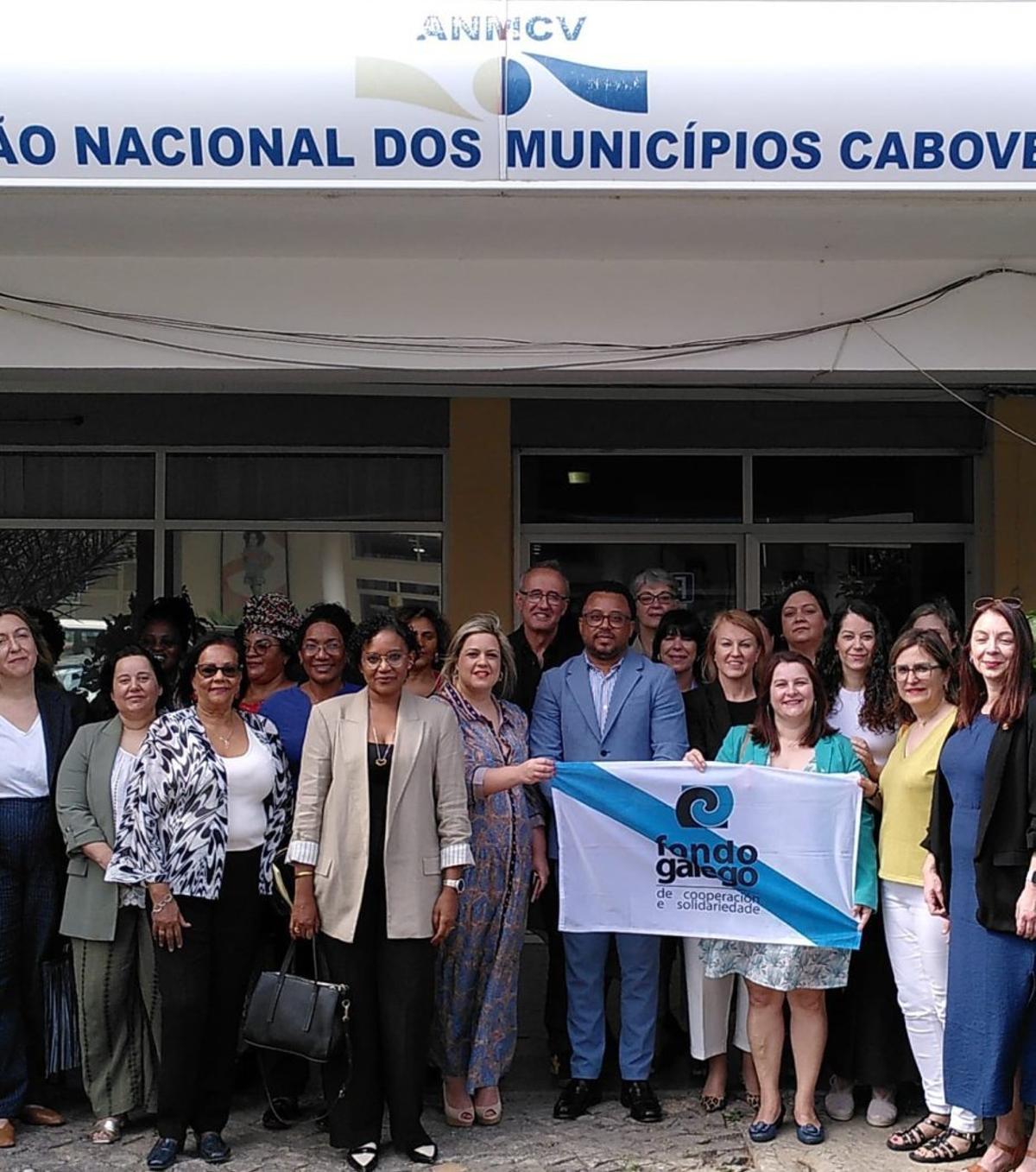 La alcaldesa de Cangas, sujetanto la bandera gallega en Cabo Verde. |