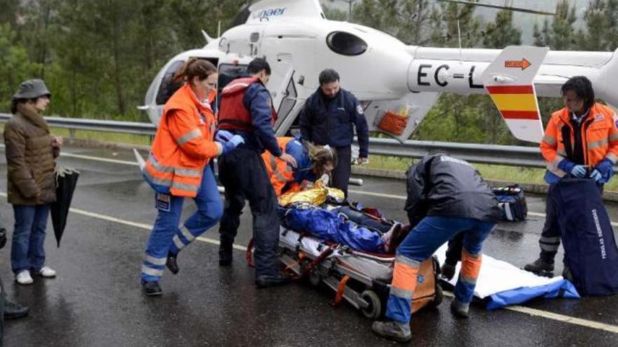 La joven fue evacuada en helicóptero al Hospital Cristal de Ourense.  // Brais Lorenzo