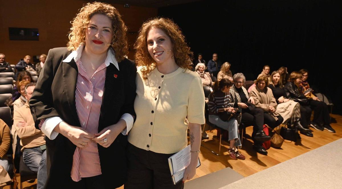 Desde la izquierda, las periodistas Soraya Romero Hernández y Carolina Neira Feans, durante el Club FARO. | PABLO HERNÁNDEZ GAMARRA