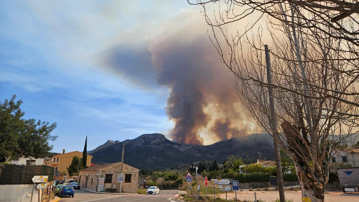 Incendio forestal en la Serra Ferrer, entre Tàrbena y Xaló