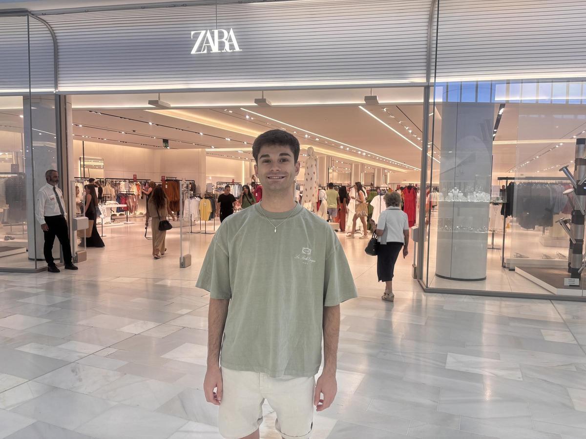 Andrés Martín, uno de los compradores, en el Faro