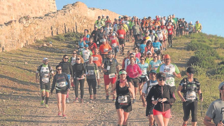 Participantes a su paso por el Castillo de los Moros