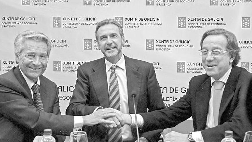 Fernández Gayoso, Fernández Antonio y José Luis Méndez, ayer, en la sede de la Xunta.