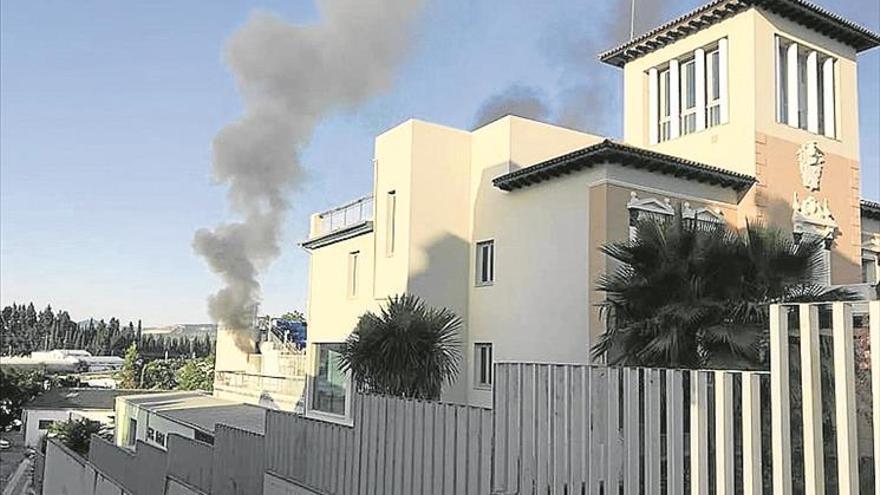 Un incendio fortuito afecta a los almacenes del Teatro El Jardinito