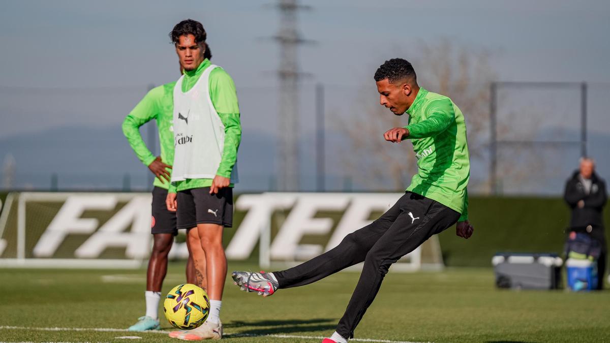 Ounahi xuta a porteria durant l'entrenament d'ahir