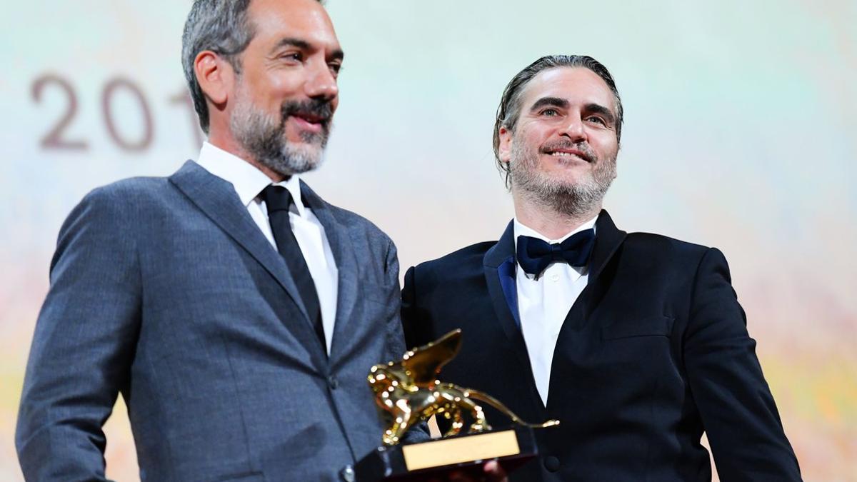 Todd Phillips recibe el León de Oro de manos del actor Joaquin Phoenix.