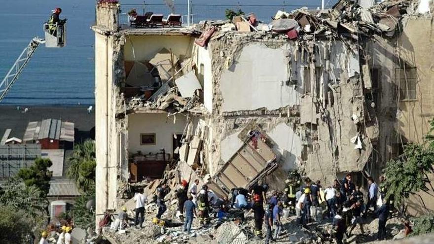El derrumbe de un edificio en Nápoles se salda con dos muertos y seis desaparecidos
