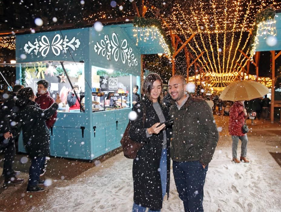 Vigueses, turistas y autoridades, disfrutando de la nieve en la Alameda.