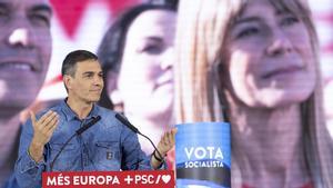 Pedro Sánchez refiriéndose a su mujer, Begoña Gómez, este jueves durante su discurso en LHospitalet.