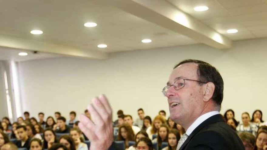 Leonardo Caruana, durante su charla a los estudiantes de Economía.