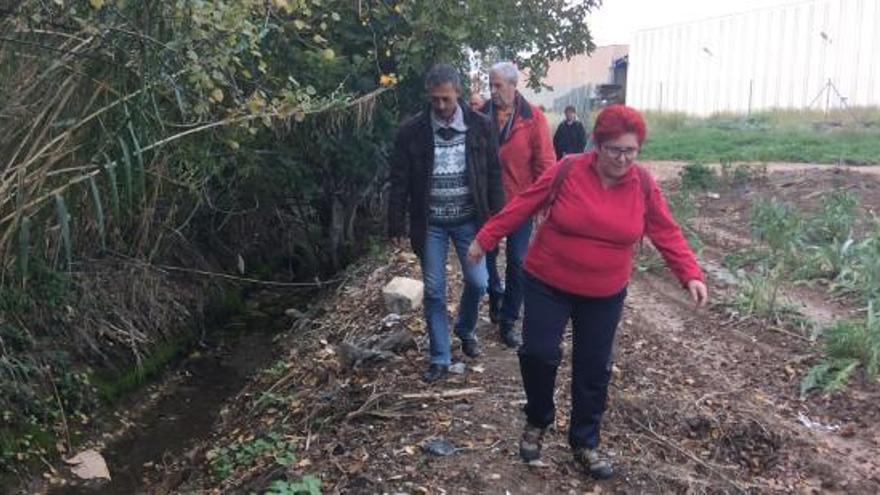 Zona por la que andaban los vecinos para llegar a la parada del 9 en La Torre.