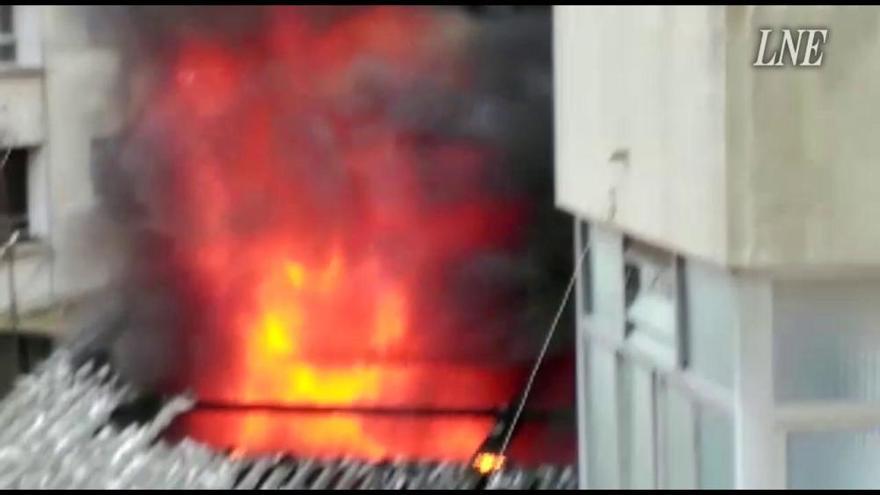Así arrasaron las llamas un almacén chino en Oviedo
