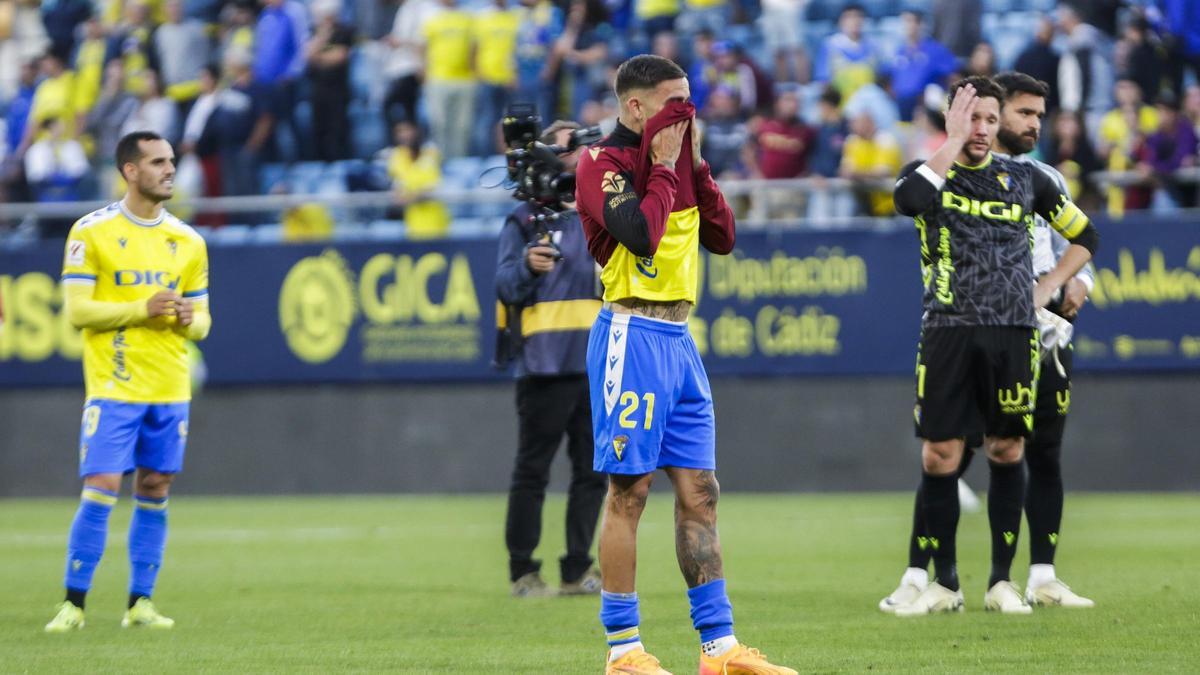 Los jugadores del Cádiz lamentan el descenso de categoría.