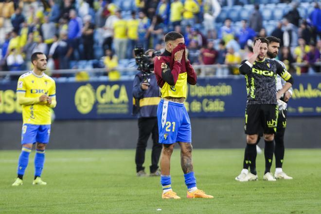 Los jugadores del Cádiz lamentan el descenso de categoría.