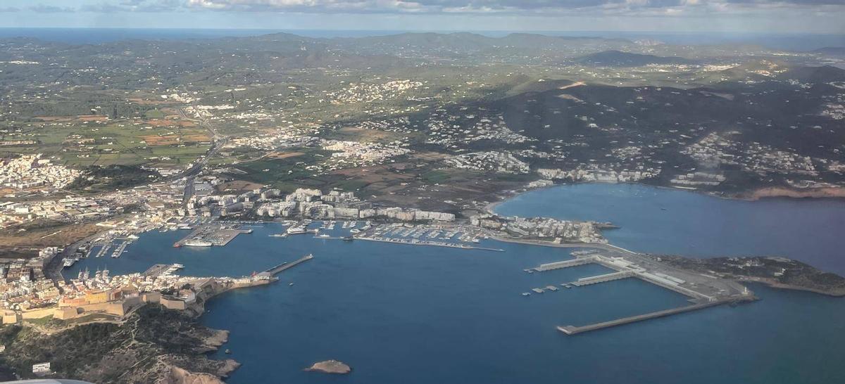 Imagen aérea del puerto de Ibiza.