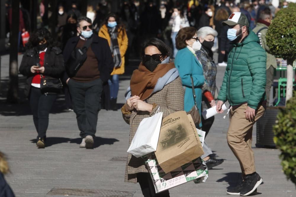 Sábado de sol, rebajas y terrazas antes de la entrada en vigor de las nuevas restricciones