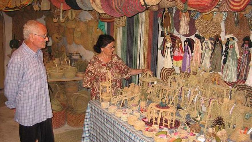 Un matrimonio de jubilados ha instalado en una cueva típica un museo lleno de piezas de esparto y muñecas