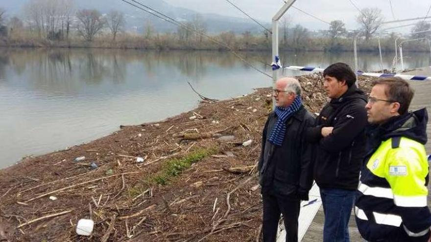 El presidente José Juan Durán y acompañantes, durante su inspección. // J. V.