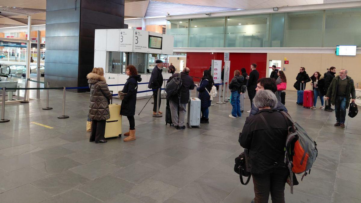 Varios pasajeros esperando a que abran las puertas del AVE en Zaragoza, a 4 de febrero de 2026.