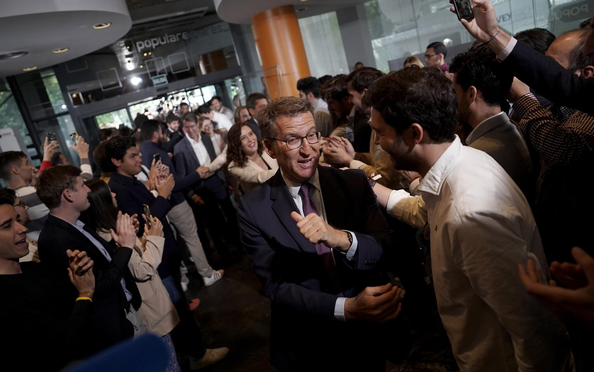 Feijóo, aplaudido al entrar a la sede del Partido Popular.