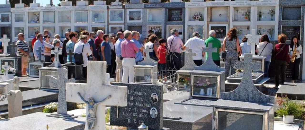 Acto en memoria de Luís Rei en el cementerio de O Grove. // Muñiz