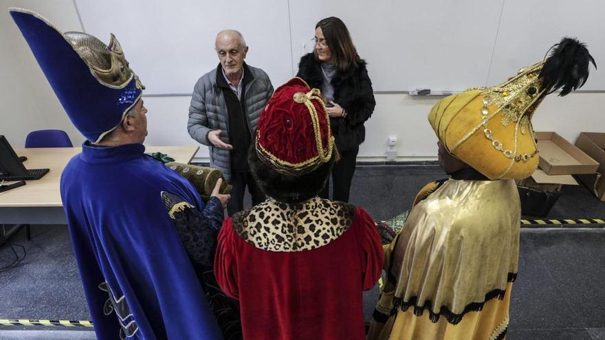 Luis Antonio Suárez y Covadonga Díaz dialogan con los ayudantes de Sus Majestades durante la prueba de vestuario, en Minas.