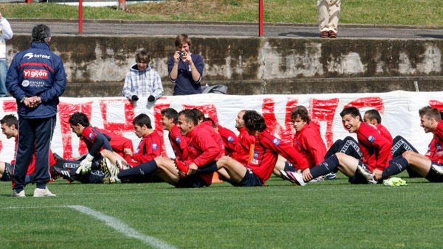 Manolo Preciado observa a sus hombres durante el último entrenamiento del Sporting.