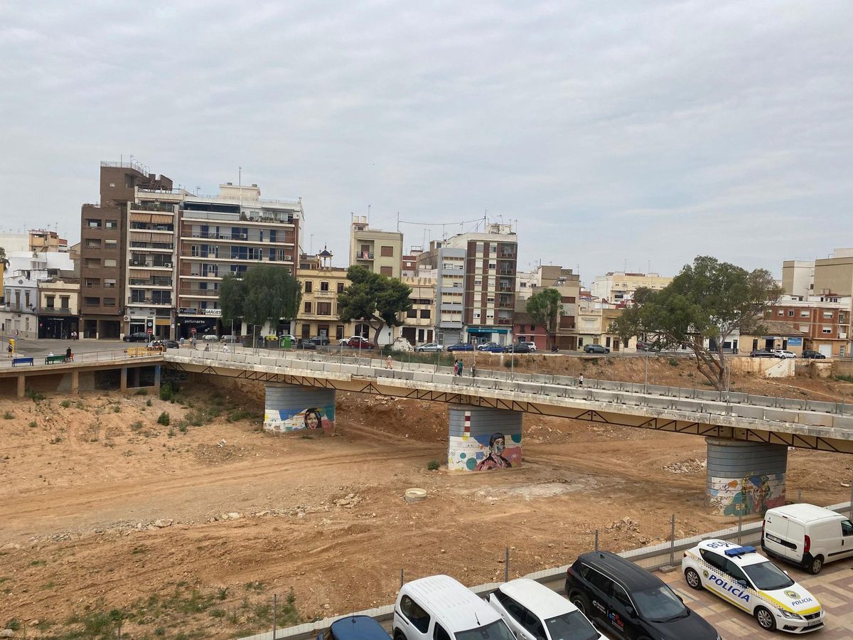Una de las pasarelas de Paiporta que conecta el pueblo por ambos lados del barranco.