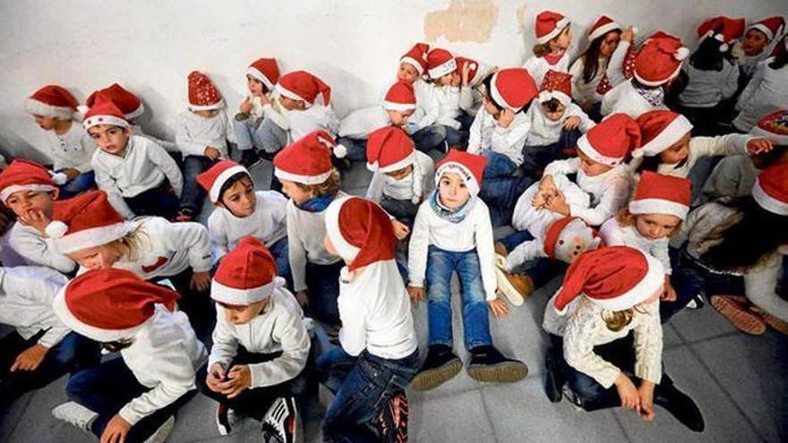Die Kinder in Mallorca feiern eine Vorweihnachtszeit