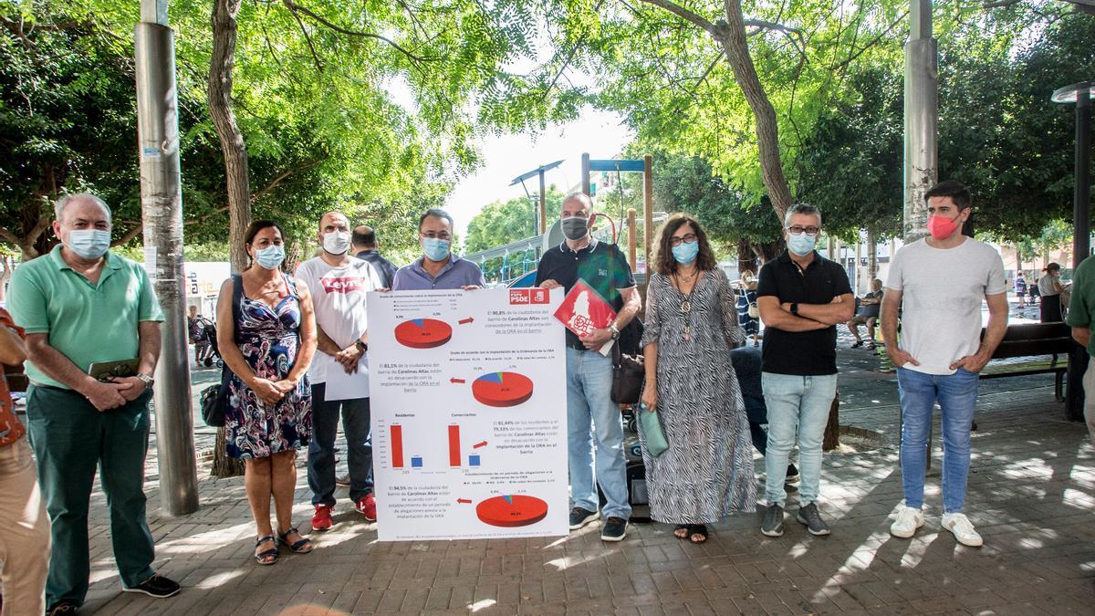 Los socialistas posan con los resultados de la encuesta, en un acto en Plaza Manila