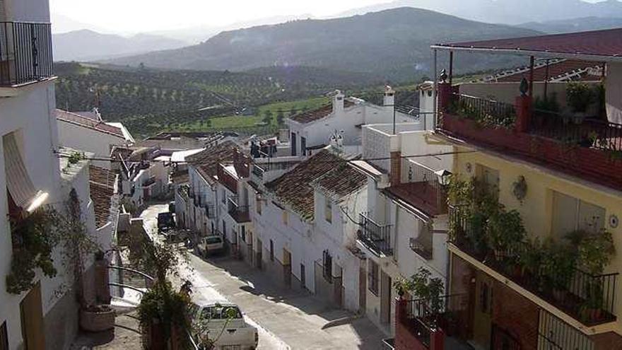 Una calle de Alozaina, en el puesto 91 de los municipios con más deuda de España.