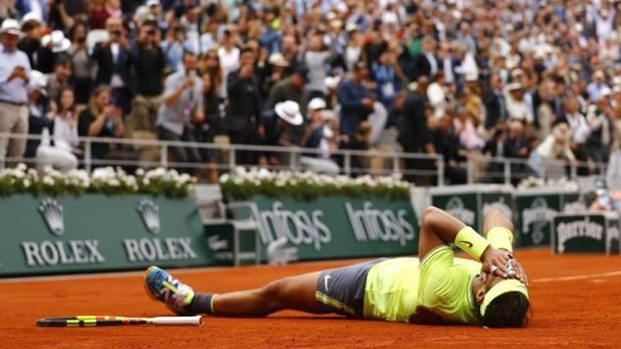Rafa Nadal celebra su victoria tirado en la pista ante los espectadores, rendidos ante la leyenda española.